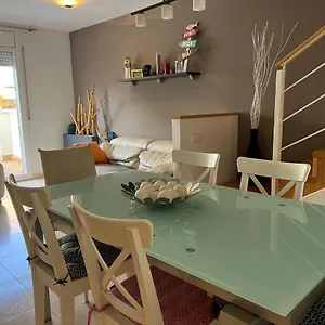 Cozy House With Pool & Bbq Сasa de vacaciones